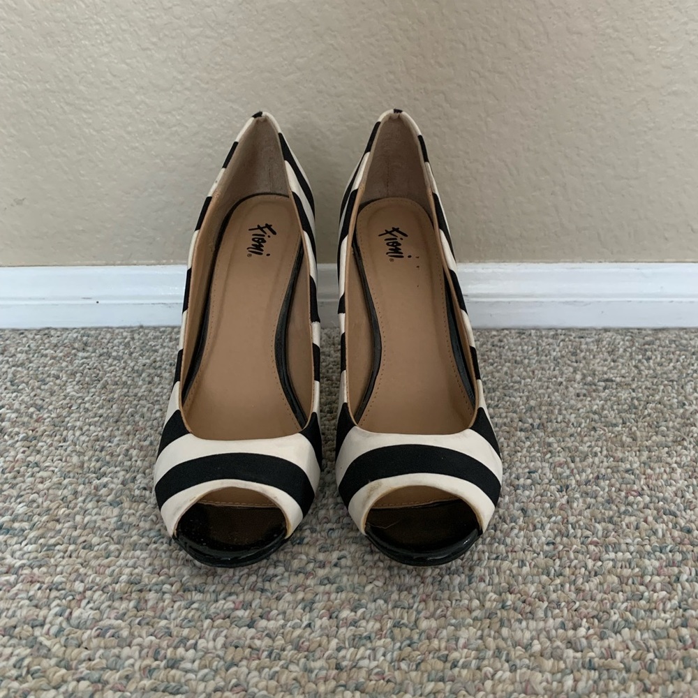 Black and White 4” heel. Size 8.5